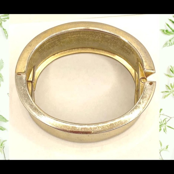 Vintage gold tone wide concave hinged clamper bracelet - Picture 3 of 4